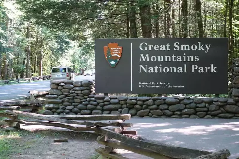 sign at the Gatlinburg entrance to the Smoky Mountains